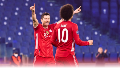 Ο Λεβαντόφσκι πανηγυρίζει αφού πέρασε στην τρίτη θέση των σκόρερ του Champions League